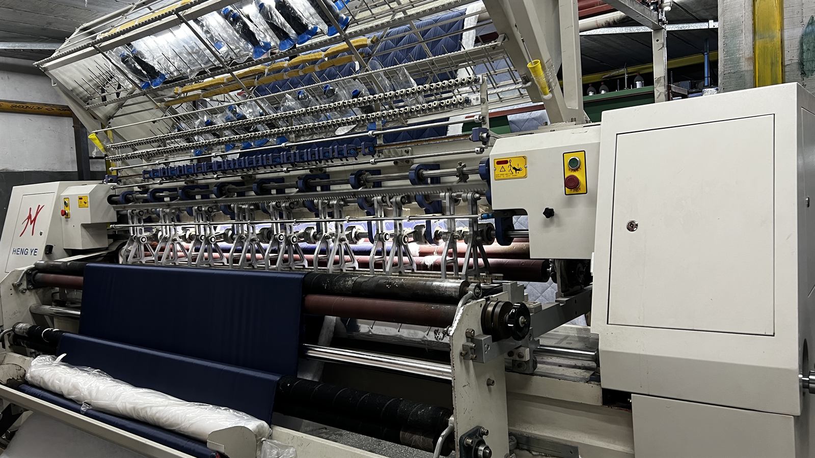Máquina de matelassé en la planta de Bicosoft