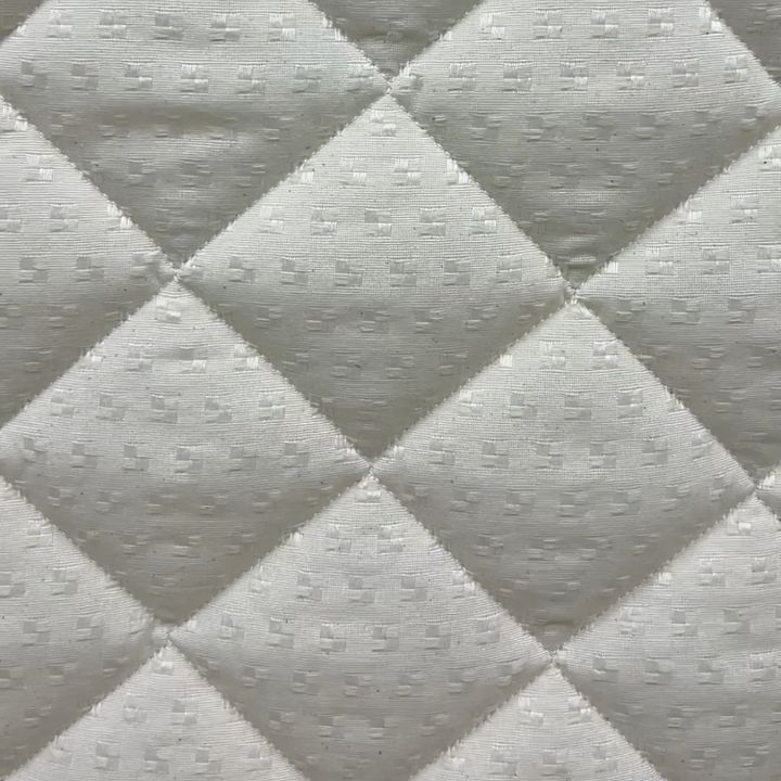 Matelassé satinado gris con dibujo de rombos